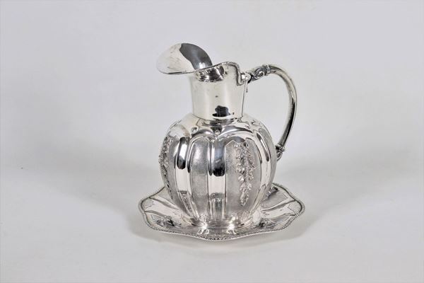 Brocca in argento cesellato, sbalzato e satinato con sottopiatto gr. 820