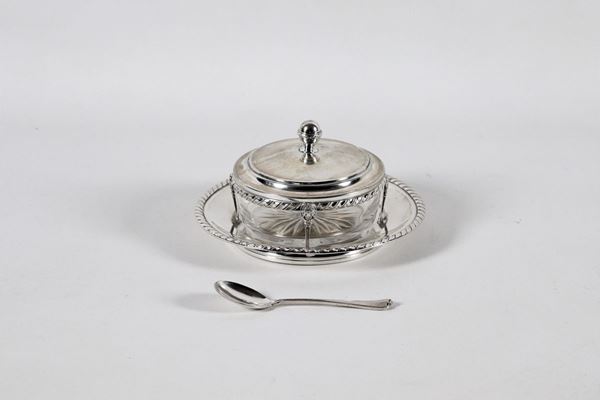 Antica formaggiera in argento sbalzato con vaschetta in cristallo e cucchiaino gr. 330