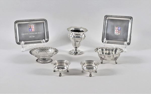 Chiseled and embossed silver lot of two saucers, two round salt racks, an oval tray, a round splashback and a jar (7pcs) gr. 490