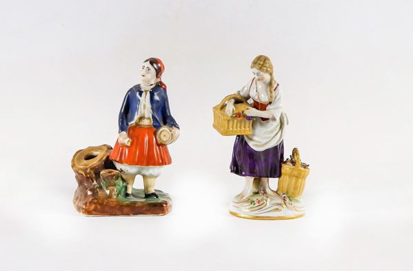 Lotto di due statuine in porcellana policroma "Venditrice di frutta e Venditrice di vino"