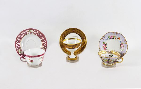 Lotto di tre tazze con piattini in porcellana policroma Richard Ginori e Limoges