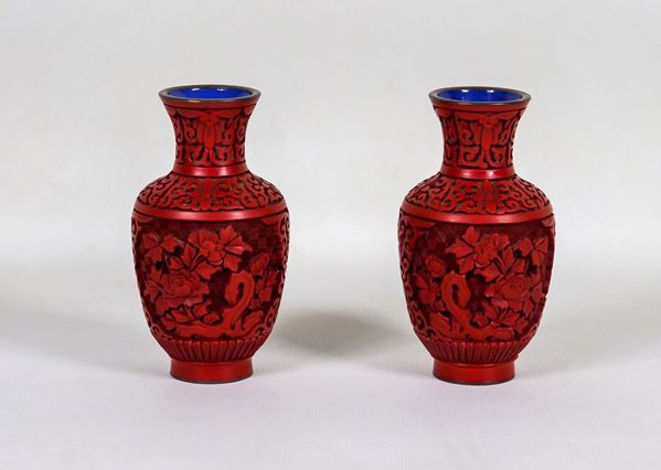 Coppia di antichi vasetti cinesi in smalto cloisonné e lacca rossa lavorati a rilievo