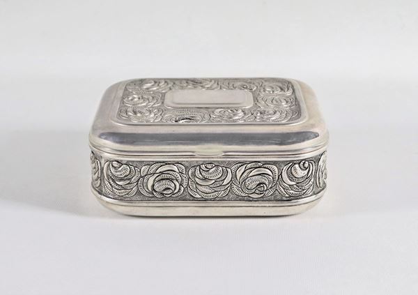 Jewelery box in silver metal embossed with floral motifs