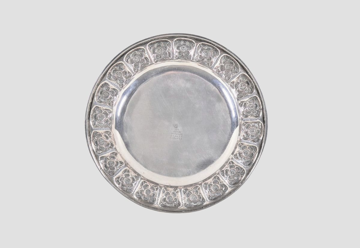 Piattino in argento Messicano Sterling 925 con bordo sbalzato a rilievo a motivi di rose gr. 200