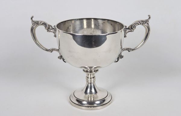 Silver cup with chiseled and embossed handles gr. 550