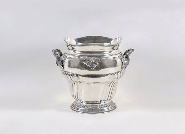 Champagne basket in chiseled and embossed silver with Louis XV motifs. Title of silver 925 gr. 1520