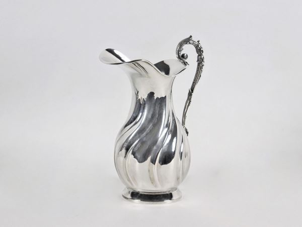 Chiseled and embossed torchon silver jug with curved handle gr. 660. Signed by Enrico Goretta - Alessandria