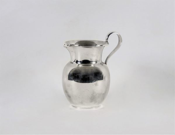 Smooth silver pitcher with curved handle gr. 540