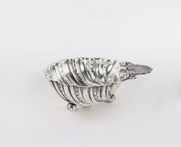 Conchiglia in argento sbalzata e cesellata gr. 170