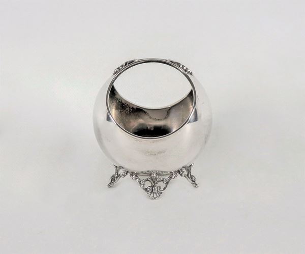 Handkerchief basket in silver supported by four embossed feet gr. 230
