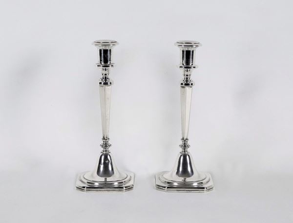 Pair of faceted silver candlesticks with octagonal bases gr. 490