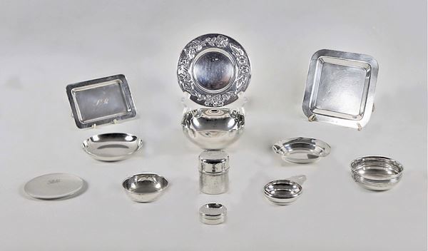 Lot in chiseled and embossed silver (12 pcs) gr. 430