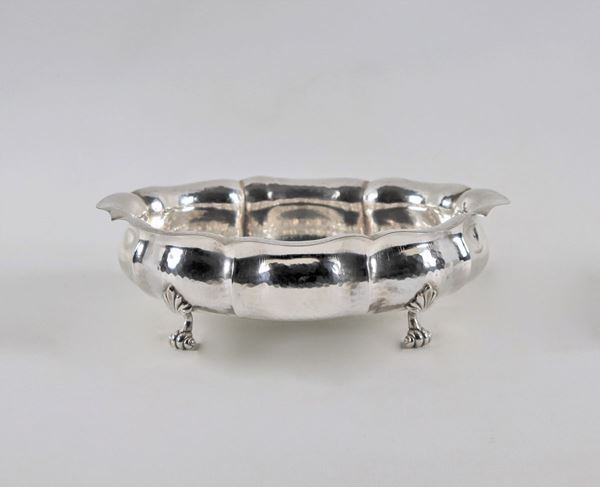 Oval centerpiece in hammered silver supported by four lion feet gr. 310
