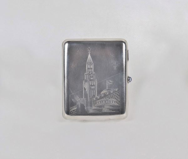 Cigarette case in silver with interior in vermeil, on the lid engraved "Glimpse of the Kremlin walls with one of the towers". Title of silver 875 gr. 170