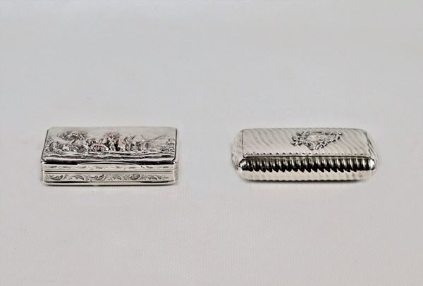 Lotto in argento e metallo argentato di due antiche piccole tabacchiere cesellate e sbalzate