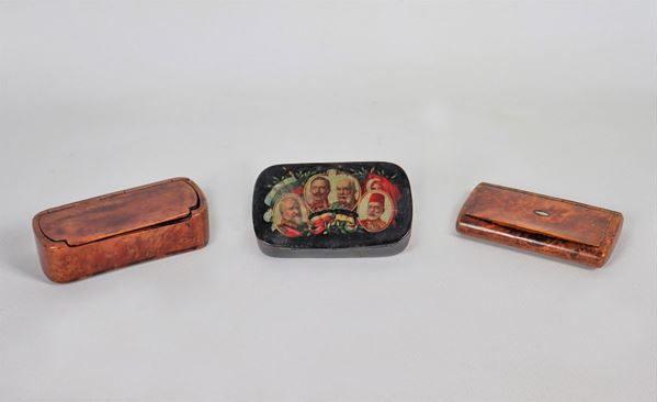 Lot of three antique snuffboxes in briar, fake tortoise shell and black lacquer