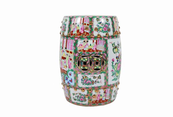Canton Chinese porcelain stool entirely decorated and painted with enamels in relief with motifs of oriental life scenes
