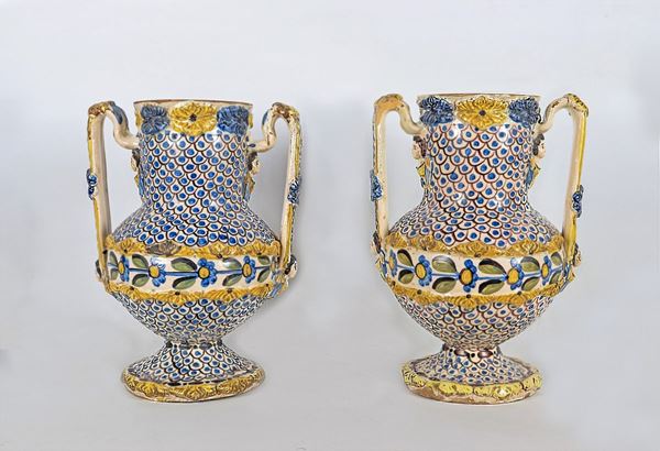 Coppia di vasi biansati in maiolica smaltata Martina Franca con decorazioni in giallo e blu a motivi di fiori, foglie e mascheroni