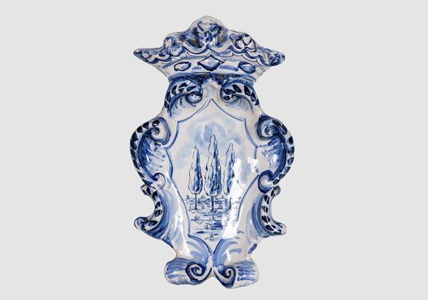 Stemma con corona in maiolica smaltata italiana con decorazioni in blu su fondo bianco