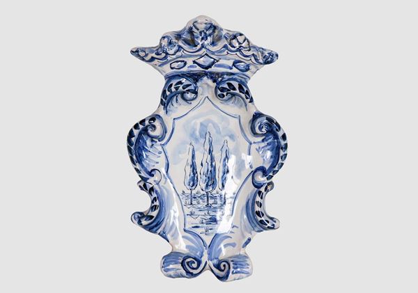 Coat of arms with crown in Italian enamelled majolica with blue decorations on a white background