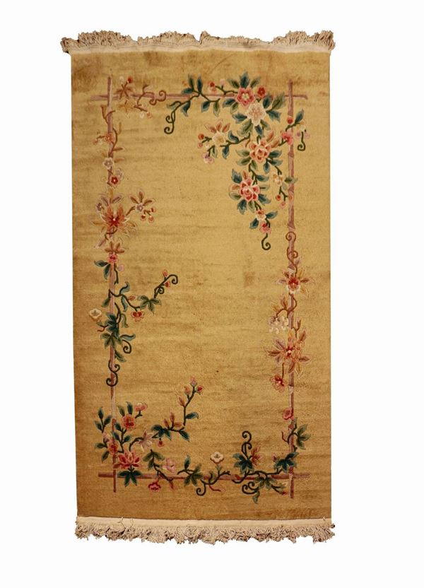 Tappeto cinese a motivi floreali su fondo avana m 2,50 x 1,53.