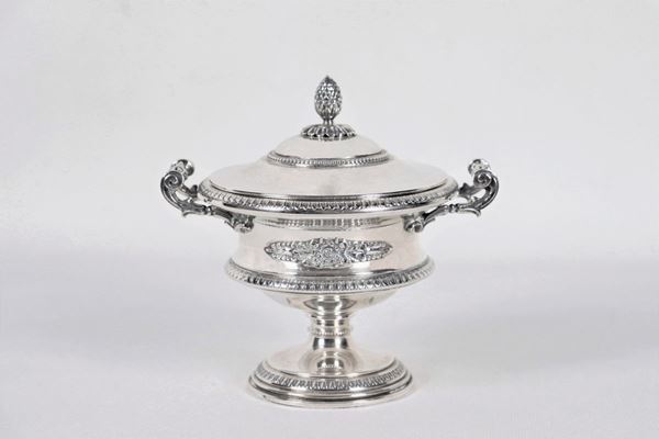 Silver sugar bowl in the shape of an amphora chiseled and embossed with Empire motifs with interior in vermeil gr. 470
