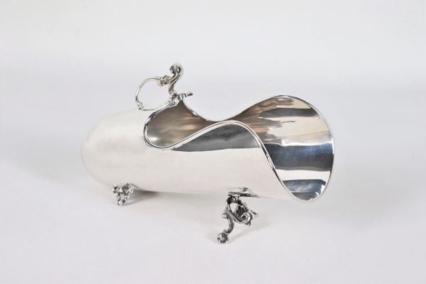 Silver breadstick holder supported by four curved feet gr. 350