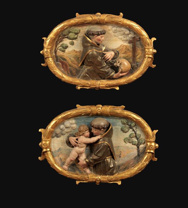 Coppia di antichi altorilievi ovali "San Francesco" e "Sant'Antonio" in cartapesta e legno interamente decorati, variopinti e dorati