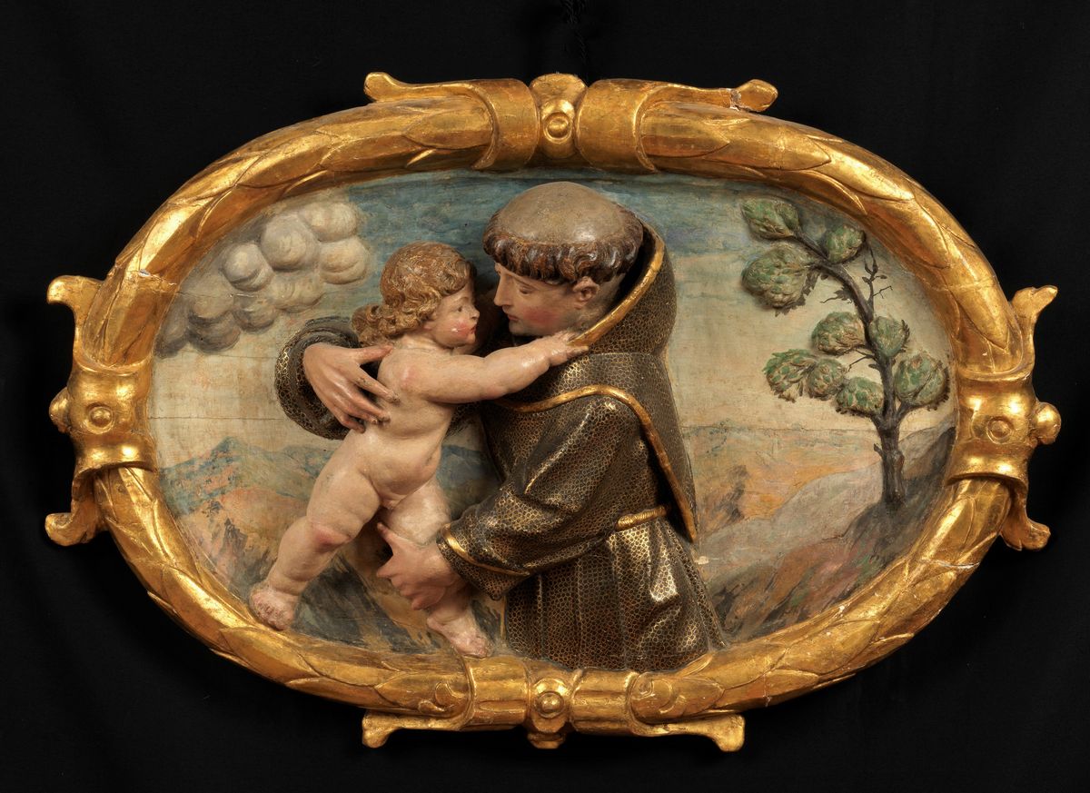 Coppia di antichi altorilievi ovali "San Francesco" e "Sant'Antonio" in cartapesta e legno intera...