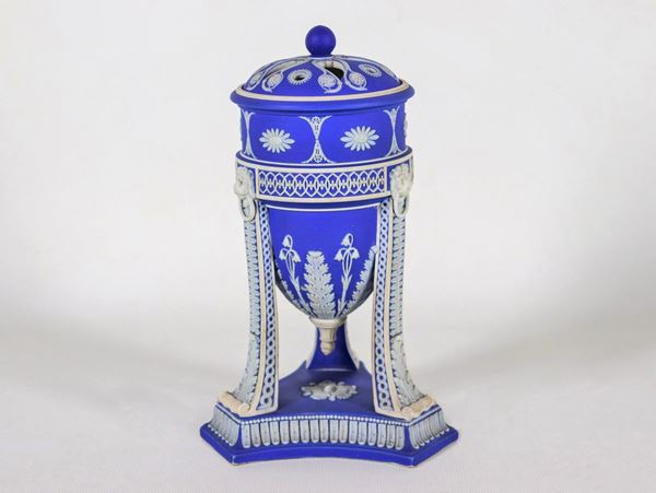 Antico vasetto inglese a tripode per pot-pourri in porcellana blu e bianca di Wedgwood decorata a rilievo a motivi neoclassici