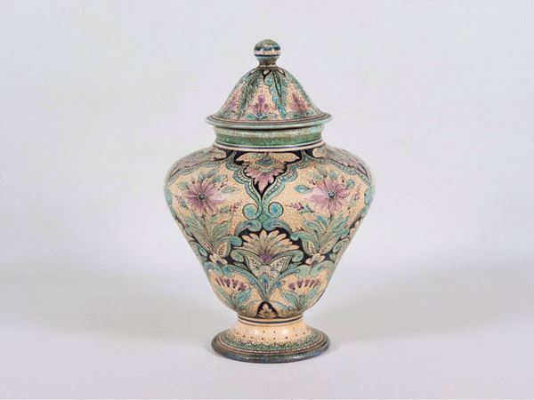 Vaso toscano in maiolica smaltata dipinto a volute di fiori e foglie. Firmato G. Giotto Monte San Savino