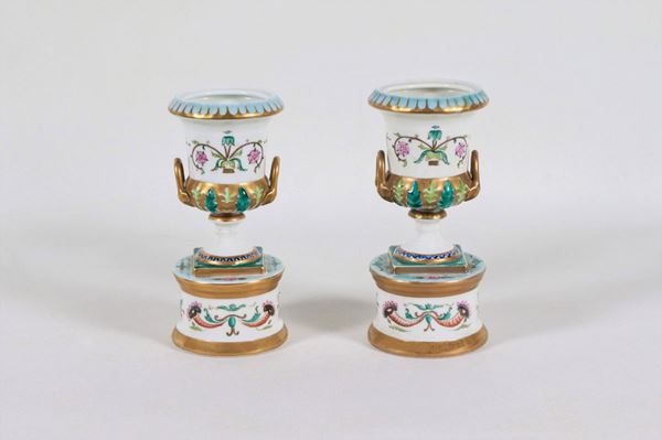 Pair of small amphora-shaped vases in German porcelain with colorful neoclassical motifs decorations and pure gold highlights