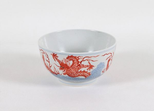 Antica ciotola cinese per riso in porcellana con decorazioni di draghi smaltate a rilievo