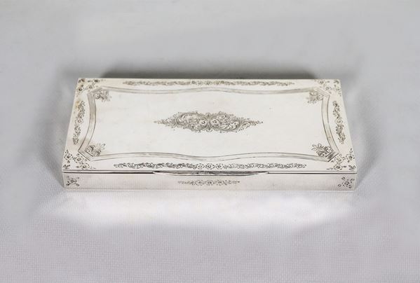 Rectangular cigarette case in chiseled and embossed silver gr. 380