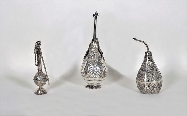 Lotto di tre portaprofumo arabi in argento cesellato e sbalzato gr. 330