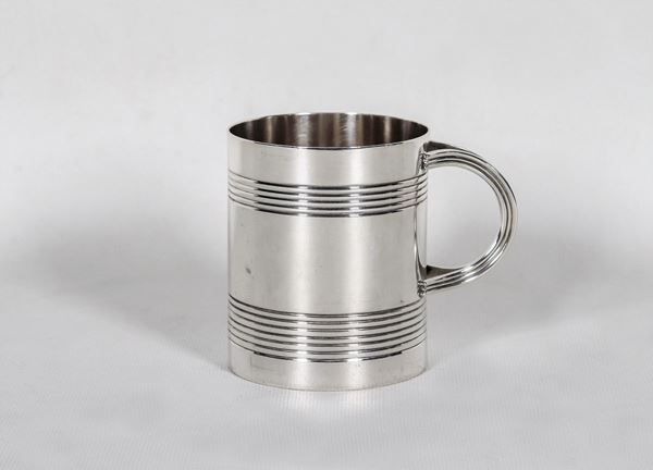 Small chiseled silver mug gr. 250