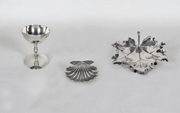 Lotto in argento di una conchiglietta, una foglia e un portauovo (3 pz) gr. 110