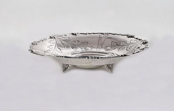 Round silver fruit bowl with arched edge with embossed leaves, supported by three curved feet gr. 360