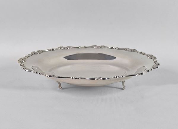 Round silver fruit bowl with arched and embossed border with floral scrolls supported by three curved feet gr. 290