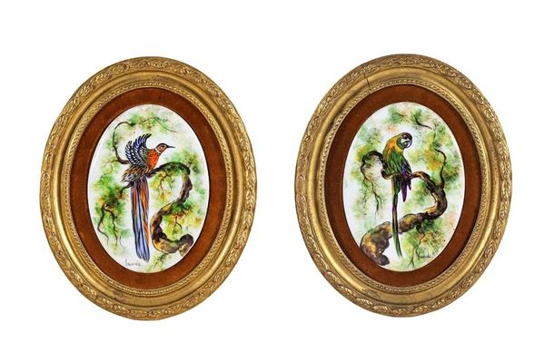 Coppia di piccole placche ovali francesi in porcellana variopinta "Pappagalli". Firmate