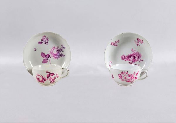 Coppia di tazze con piattini in porcellana di Meissen con decorazioni a motivi di rose e fiori su fondo bianco