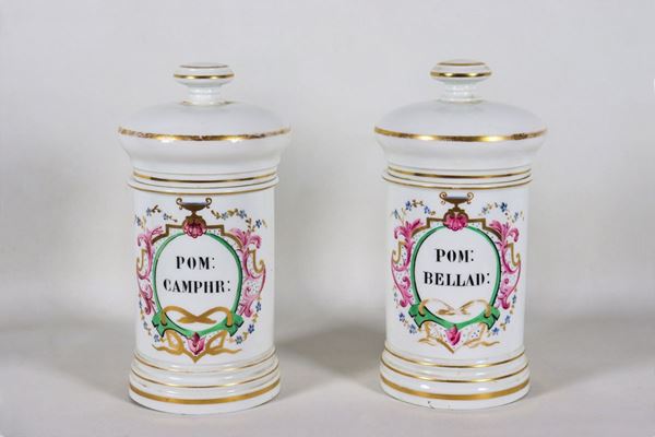 Coppia di vasi da farmacia in porcellana bianca con decorazioni a medaglioni floreali con iscrizioni