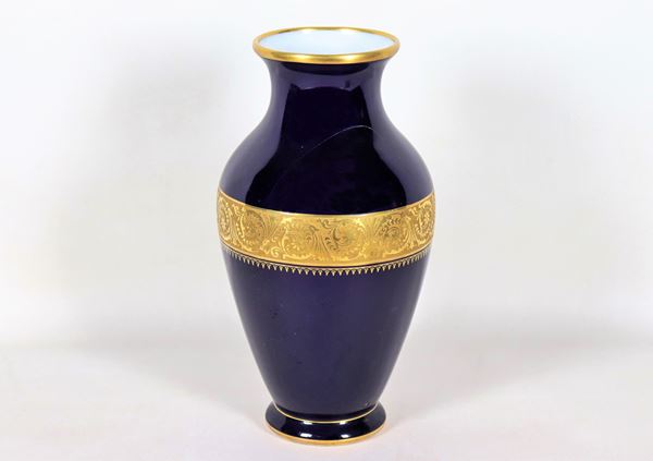 French vase in cobalt blue Limoges porcelain with a pure gold band decorated with floral interweaving