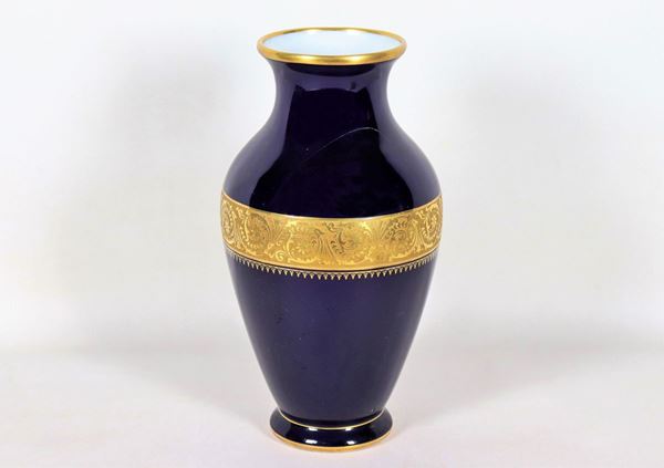 Vaso francese in porcellana di Limoges blu cobalto con fascia in oro zecchino decorata ad intrecci floreali