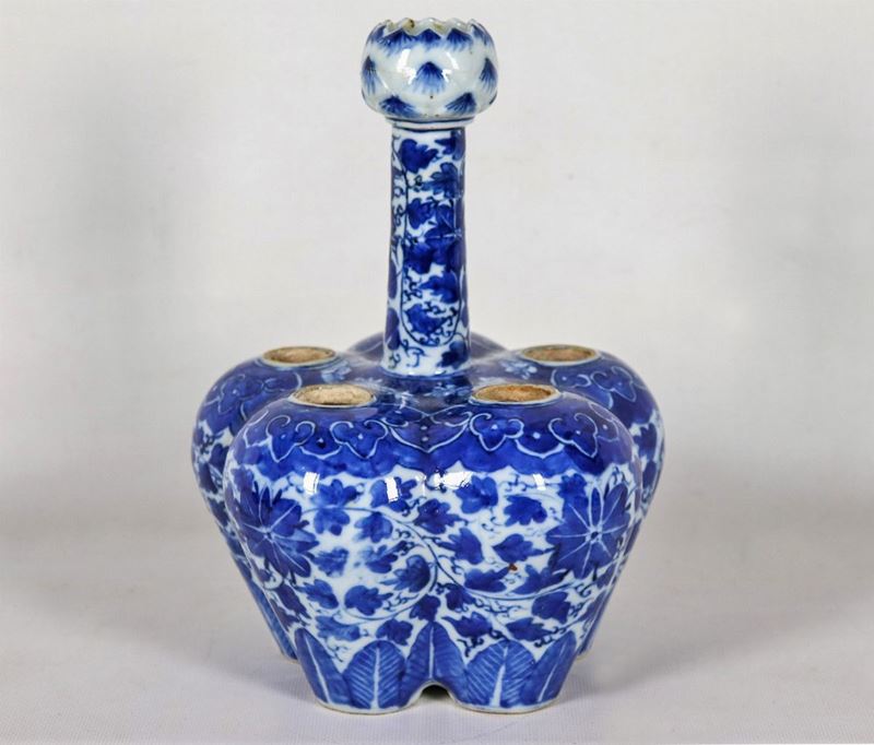 Tulipaniera in porcellana blu e bianca Dinastia Qing - Guangxu con decorazioni smaltate a motivi ...