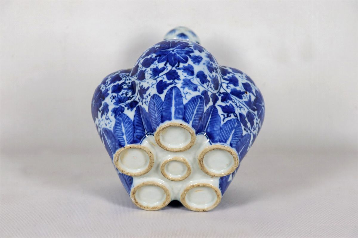 Tulipaniera in porcellana blu e bianca Dinastia Qing - Guangxu con decorazioni smaltate a motivi ...