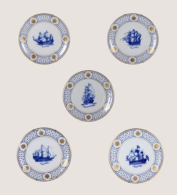 Lotto di cinque piatti da muro in porcellana tedesca ex Germania dell'Est con decorazioni in blu di antichi velieri e rose dei venti dorate