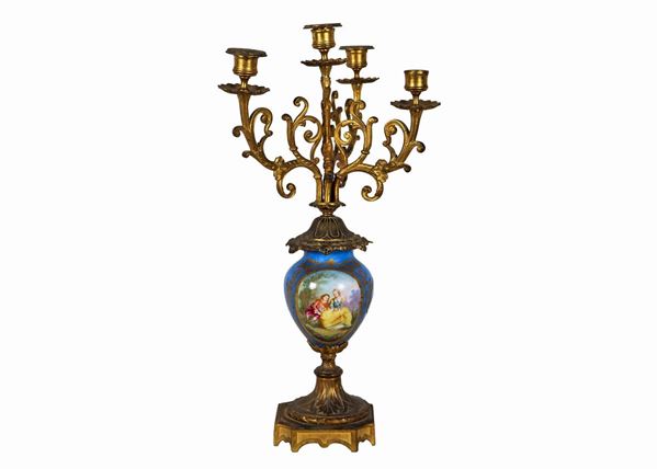 Antico candelabro francese in bronzo dorato e porcellana celeste di Sevres con medaglioni dipinti con scena galante e mazzi di fiori, 4 fiamme