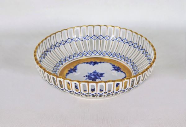 Porcelain basket decorated in blue and pure gold, on the bottom in the center bunches of roses