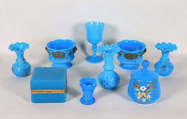 Lotto in vetro di opaline celeste: quattro vasetti, un bicchiere, due scatole e due coppe (9 pz)